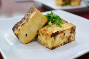 【木綿豆腐で作る男の豆腐ステーキ】料理レシピ♪みりん醤油につけて片栗粉をつけて焼くだけです。