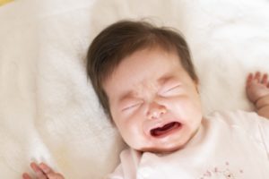 赤ちゃんはなぜ夜泣きをするのか？