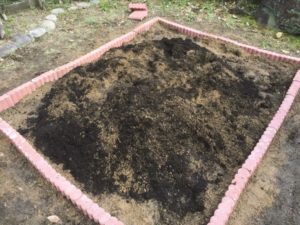家庭菜園用の畑をDIY　土と堆肥、腐葉土を混ぜる